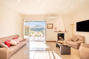 Family Apartment, 3 Bedrooms, Fireplace (Bright Apartment Private Parking) | Living area