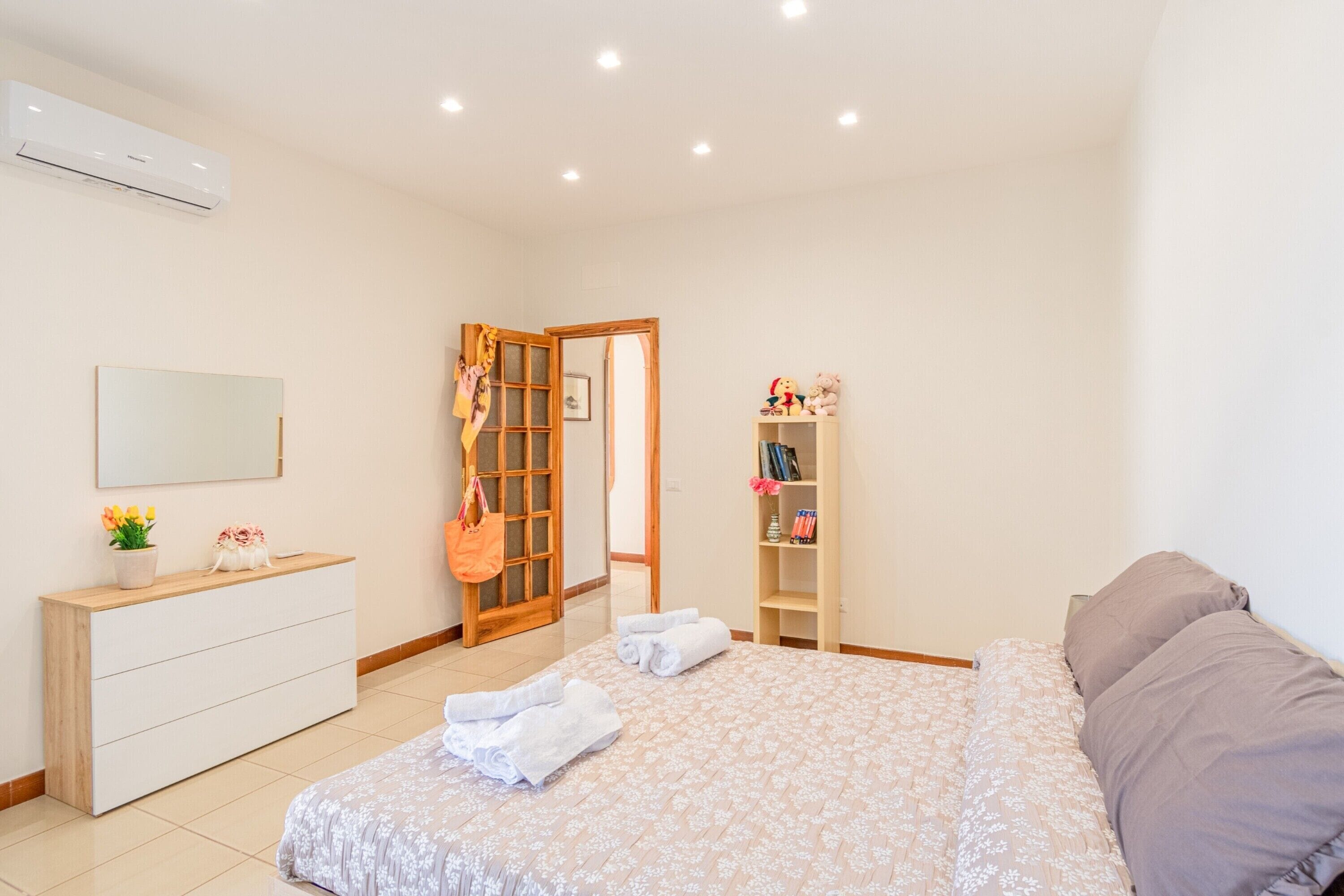 Family Apartment, 3 Bedrooms, Fireplace (Bright Apartment Private Parking) | 3 bedrooms