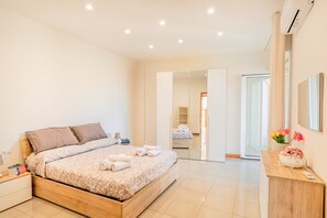 3 bedrooms, laptop workspace, free WiFi, bed sheets - Bright Apartment Private Parking Naples (Naples)