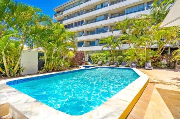 Pool - Blue Palms By The Beach - Pool, spa, king bed (Broadbeach)