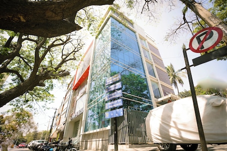 Vista frontal de la propiedad