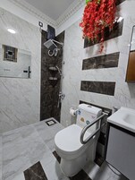 Habitación básica doble, balcón, vistas al jardín | Baño | Secador de pelo, toallas y jabón