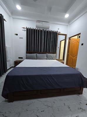 Basic Double Room, Balcony, Garden View | 1 bedroom, soundproofing, iron/ironing board, free WiFi