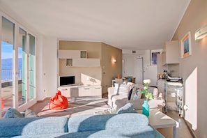 家庭公寓, 2 間臥室, 陽台, 湖畔 (Sogno Sul Lago, Lakefront Balcony) | 起居區 | 平面電視