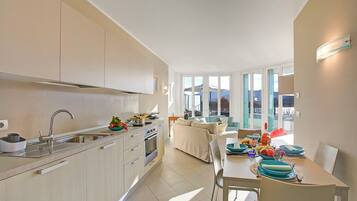 Appartement Familial, 2 chambres, balcon, en bord de lac (Sogno Sul Lago, Lakefront Balcony) | Cuisine privée