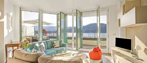 家庭公寓, 2 間臥室, 湖畔 (Sogno Sul Lago Lake Front) | 客廳 | 21 吋平面電視連數碼電視頻道