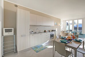 Family Apartment, Multiple Bedrooms, Lakeside (Sogno Sul Lago  Lake Front) | Private kitchen