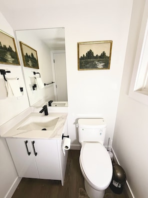Sèche-cheveux, bidet, serviettes fournies, savon