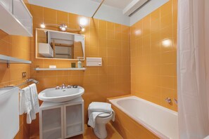 Combined shower/tub, hair dryer, towels, soap - Studio Sansi 34 (Cesana Torinese)