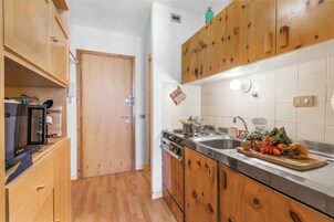 Refrigerador, microondas, placa de cocina, lavavajillas