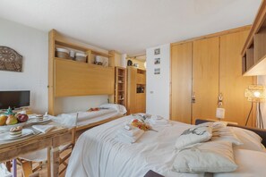 Standard Studio, Mountain View (Studio Sansi 34) | Free WiFi, bed sheets