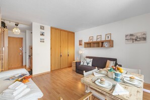Studio – standard, fjellutsikt (Studio Sansi 34) | Oppholdsområde | En 21-tommers Flatskjerm-TV med kabel-kanaler