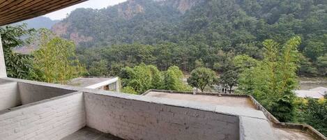 Une terrasse offrant une vue sur un paysage montagneux.