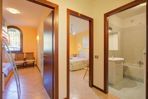 Standaard appartement, meerdere slaapkamers (John's House-Lakeview & shared pool) | 2 slaapkamers, gratis wifi, beddengoed