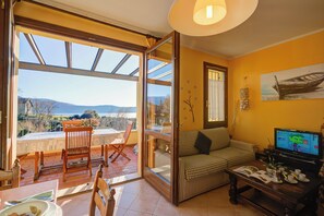 Lägenhet Standard - flera sovrum - intill bergen (John's House-Lakeview & shared pool) | Vardagsrum | 21-tums platt-tv med kabelkanaler