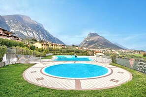 Una piscina al aire libre de temporada