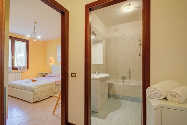 2 bedrooms, free WiFi, bed sheets - John's House-Lakeview & shared pool (Toscolano Maderno)