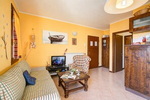 Standaard appartement, 2 slaapkamers, magnetron (John's House-Lakeview & shared pool) | Woonruimte | Flatscreentelevisie