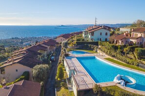 Lägenhet Standard - flera sovrum - intill bergen (John's House-Lakeview & shared pool) | Pool | En säsongsöppen utomhuspool