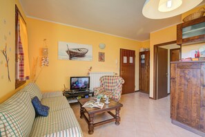 Standard Apartment, Multiple Bedrooms, Mountainside (John's House-Lakeview & shared pool) | Living area | 21-inch flat-screen TV with cable channels - John's House-Lakeview & shared pool (Toscolano Maderno)