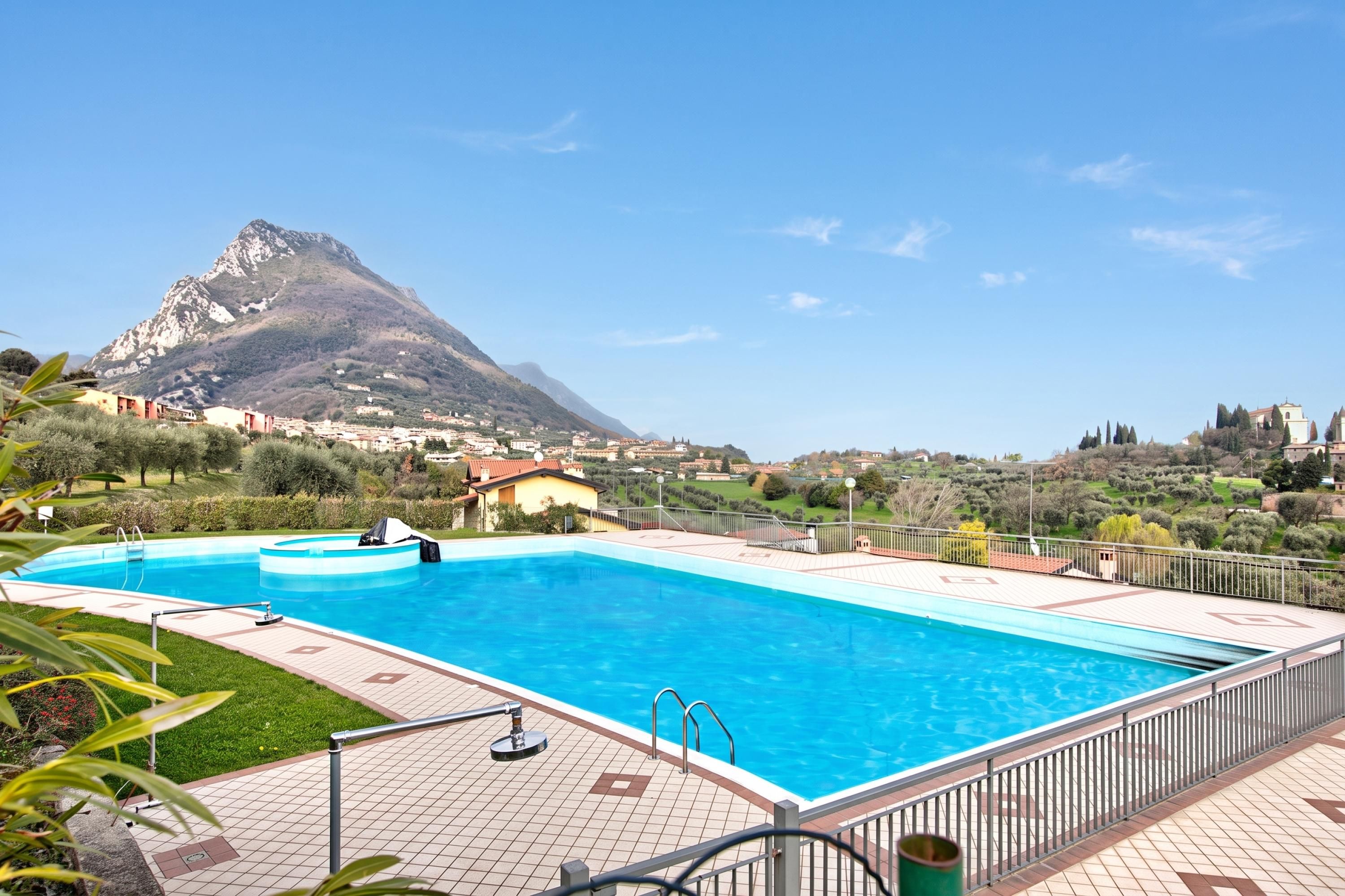 Piscina con vistas a una montaña y al paisaje circundante.