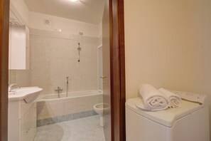 Standaard appartement, meerdere slaapkamers (John's House-Lakeview & shared pool) | Badkamer | Een bad/douchecombinatie, een bidet, handdoeken, zeep