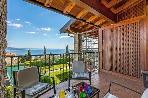 Julia's House With Lakeview and shared pool