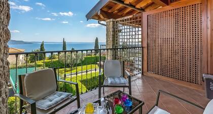 Julia's House With Lakeview and shared pool