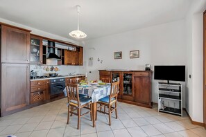 Apartamento estándar, varias habitaciones, junto a la montaña (Julia's House lakeview & shared pool) | Cocina privada | Frigorífico, microondas, horno y placa de cocina