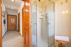 Departamento estándar, varias habitaciones (Julia's House lakeview & shared pool) | Baño | Regadera, secadora de cabello, bidet, toallas 