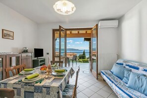 Standard Apartment, Multiple Bedrooms, Mountainside (Julia's House lakeview & shared pool) | Dining