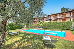 Una piscina al aire libre de temporada