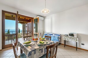 Standard Apartment, 2 Bedrooms, Mountainside (Julia's House lakeview & shared pool) | Dining room