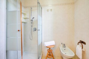 Ducha, secador de pelo, bidet, toallas