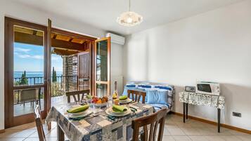 Standard Apartment, Multiple Bedrooms, Mountainside (Julia's House lakeview & shared pool) | Dining