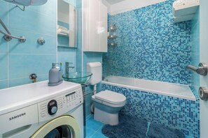Apartemen Keluarga, beberapa kamar, tepi gunung (Lucky Apartment Rijeka) | Kamar mandi | Kombinasi shower/bathtub, pengering rambut, handuk, dan sabun