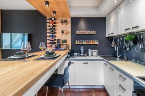 Apartamento familiar, varias habitaciones, junto a la montaña (Lucky Apartment Rijeka) | Cocina privada | Frigorífico, horno, placa de cocina y lavavajillas