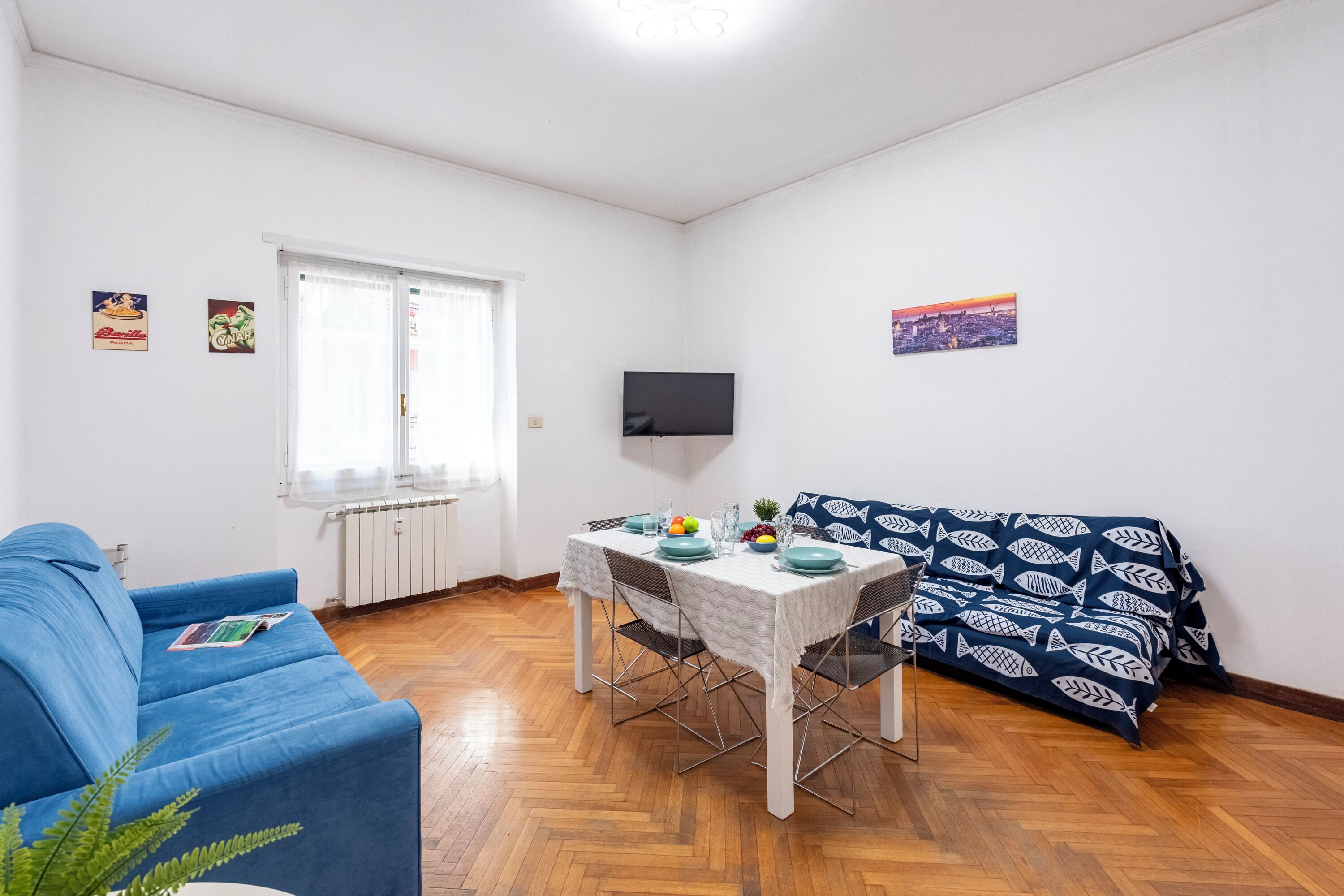 Standard Apartment, Multiple Bedrooms, 2 Bathrooms (House Rondinella Genova City Center) | Living area | 21-inch flat-screen TV with cable channels
