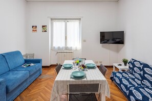 21-inch flat-screen TV with cable channels - House Rondinella Genova City Center (Genoa)