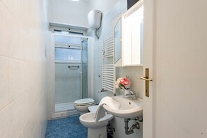 Combined shower/tub, hair dryer, bidet, towels - House Rondinella Genova City Center (Genoa)