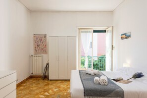 Standaard appartement, meerdere slaapkamers, 2 badkamers (House Rondinella Genova City Center) | 3 slaapkamers, een strijkplank/strijkijzer, gratis wifi, beddengoed