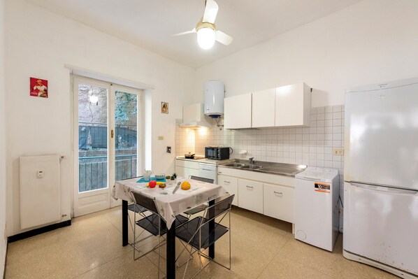 Lägenhet Standard - 3 sovrum - 2 badrum (House Rondinella Genova City Center) | Eget kök | Kylskåp, mikrovågsugn, spishäll och diskmaskin