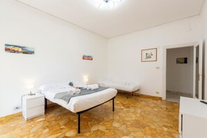 Appartement Standard, 3 chambres, 2 salles de bains (House Rondinella Genova City Center) | 3 chambres, fer et planche à repasser, Wi-Fi gratuit, draps fournis