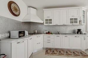 Family House, Multiple Bedrooms, 2 Bathrooms (Casa Patino) | Private kitchen | Fridge, microwave, oven, stovetop