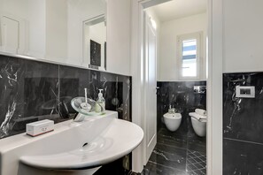 Family House, Multiple Bedrooms, 2 Bathrooms (Casa Patino) | Bathroom