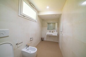 Dusche, Haartrockner, Bidet, Handtücher