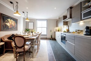 Fridge, microwave, oven, stovetop - Soho 2BEDR/3 BEDS/2,5 BATH on best central location (Greater London)