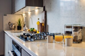 Refrigerador, microondas, horno y parrilla de estufa