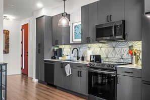 Een koelkast, een microgolfoven, een oven, een kookplaat