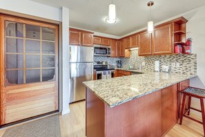 Fridge, microwave, stovetop, dishwasher